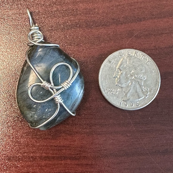 Beautiful LABRADORITE pendant with gorgeous flashing - Picture 3 of 9